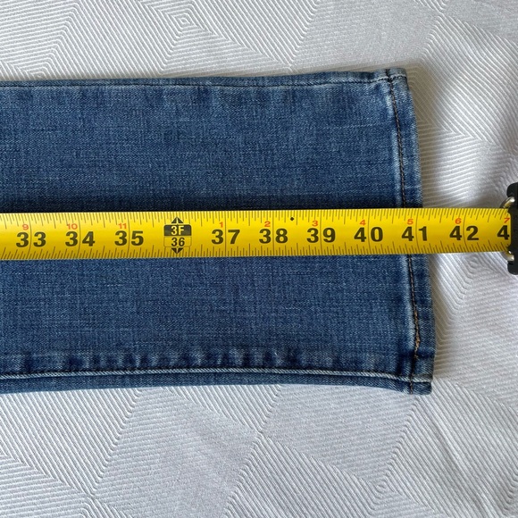 ✨Levi’s slimming straight jeans - Picture 3 of 4
